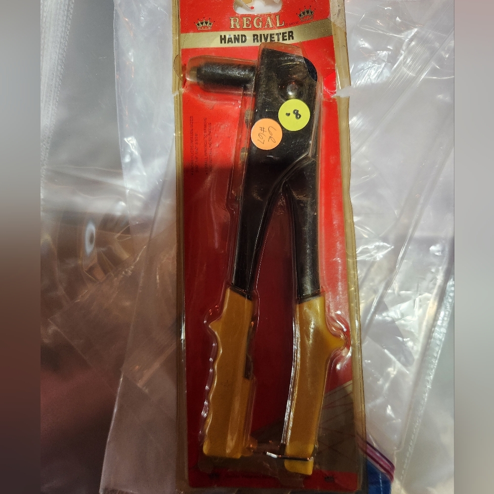 Hand riveter